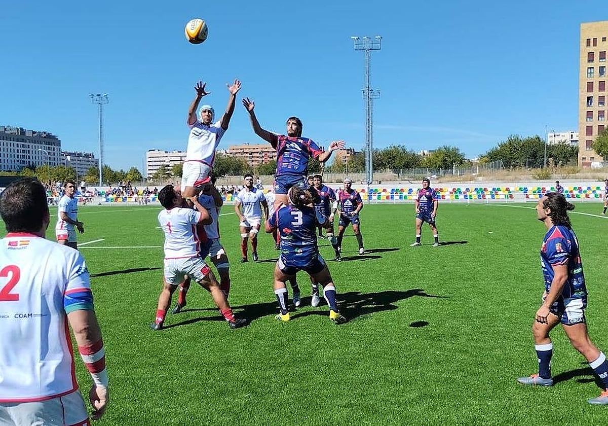 Pugna por una touche, en un partido 'largo'.