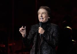 El cantante de Linares se rodeó anoche en el Generalife de una rutilante banda compuesta por una decena de músicos.