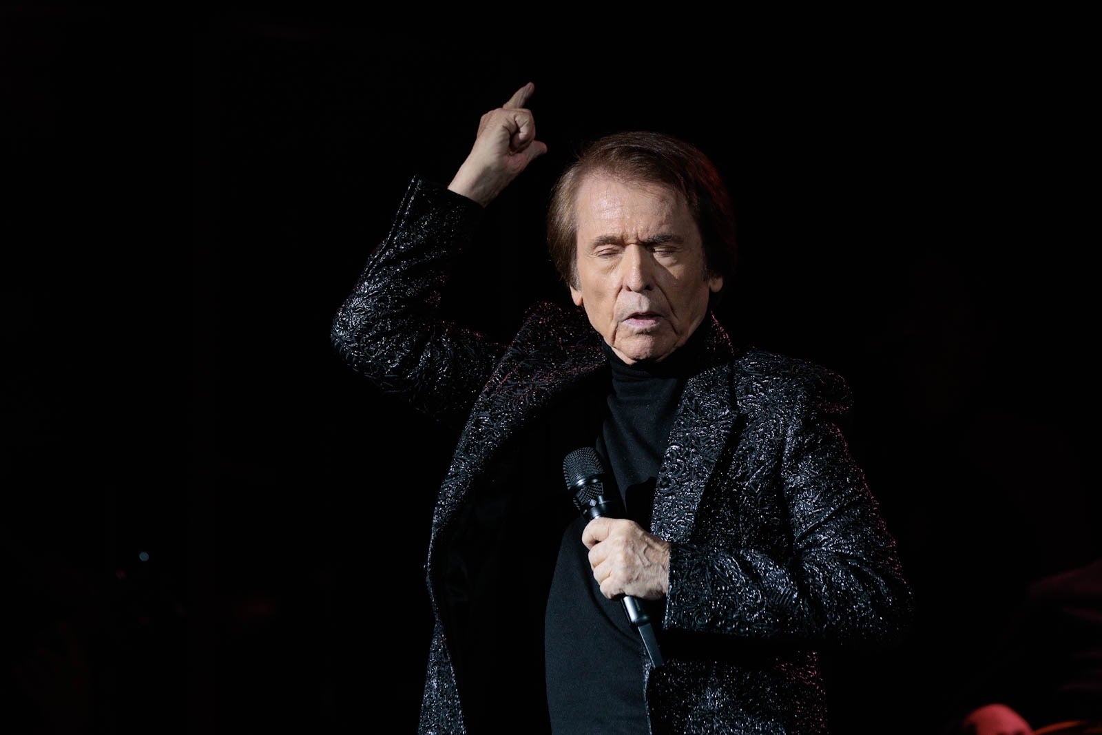 Las imágenes del concierto de Raphael en Granada