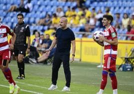 Paco López anima a sus futbolistas durante el partido en Gran Canaria.
