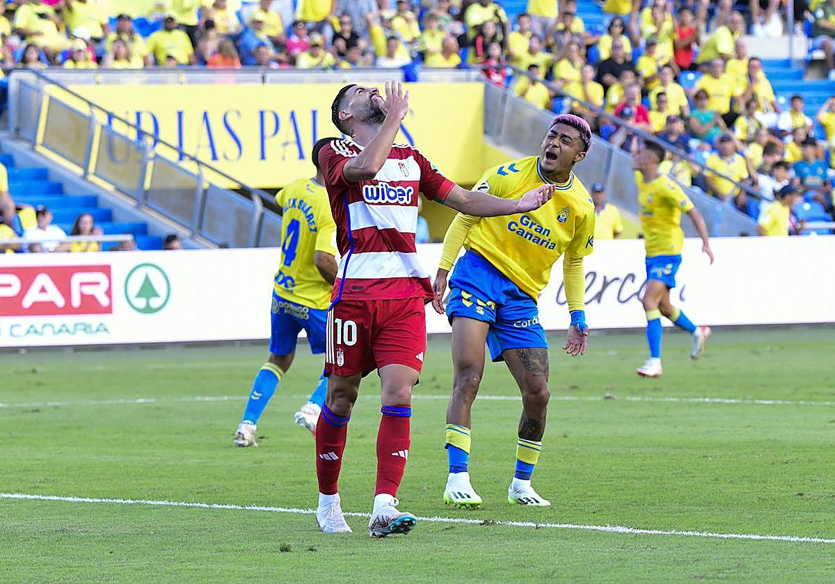 Antonio Puertas se lamenta por una ocasión desperdiciada.