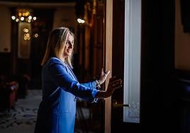 Marifrán Carazo abre las ventanas de la plaza del Carmen.