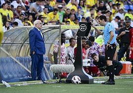 De Burgos Bengoetxea revisa en el VAR.