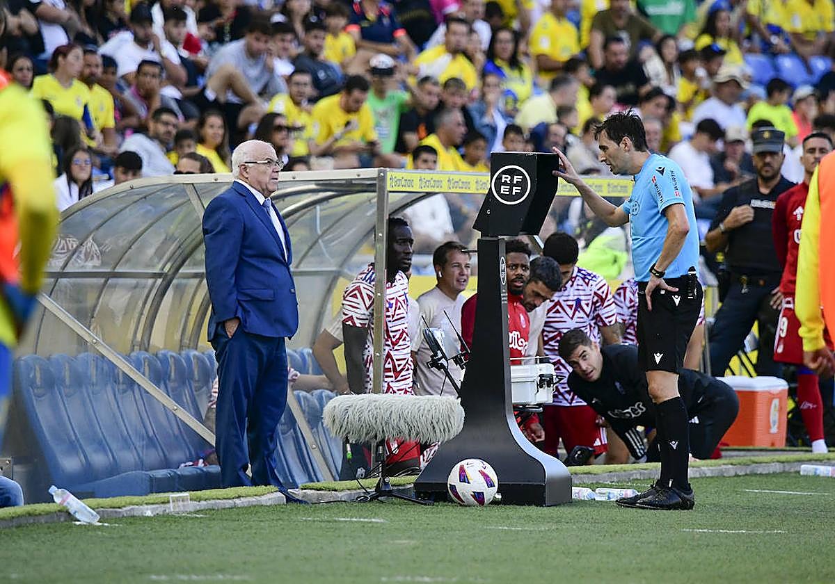 De Burgos Bengoetxea revisa en el VAR.