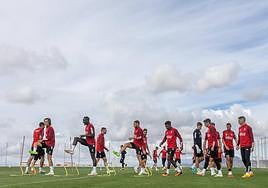 Los futbolistas sortean unas vallas durante un entrenamiento del equipo esta semana.