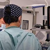 El Hospital Virgen de las Nieves avanza en la cirugía robótica con más de 200 intervenciones