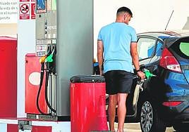 Un conductor reposta en una imagen de archivo.