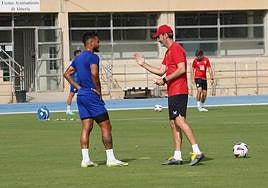 Vicente Moreno dialoga con Luis Suárez, al que da todo su apoyo.