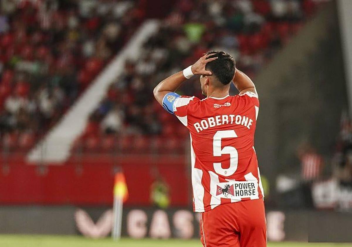 Robertone se echa las manos a la cabeza ante tanto infortunio.