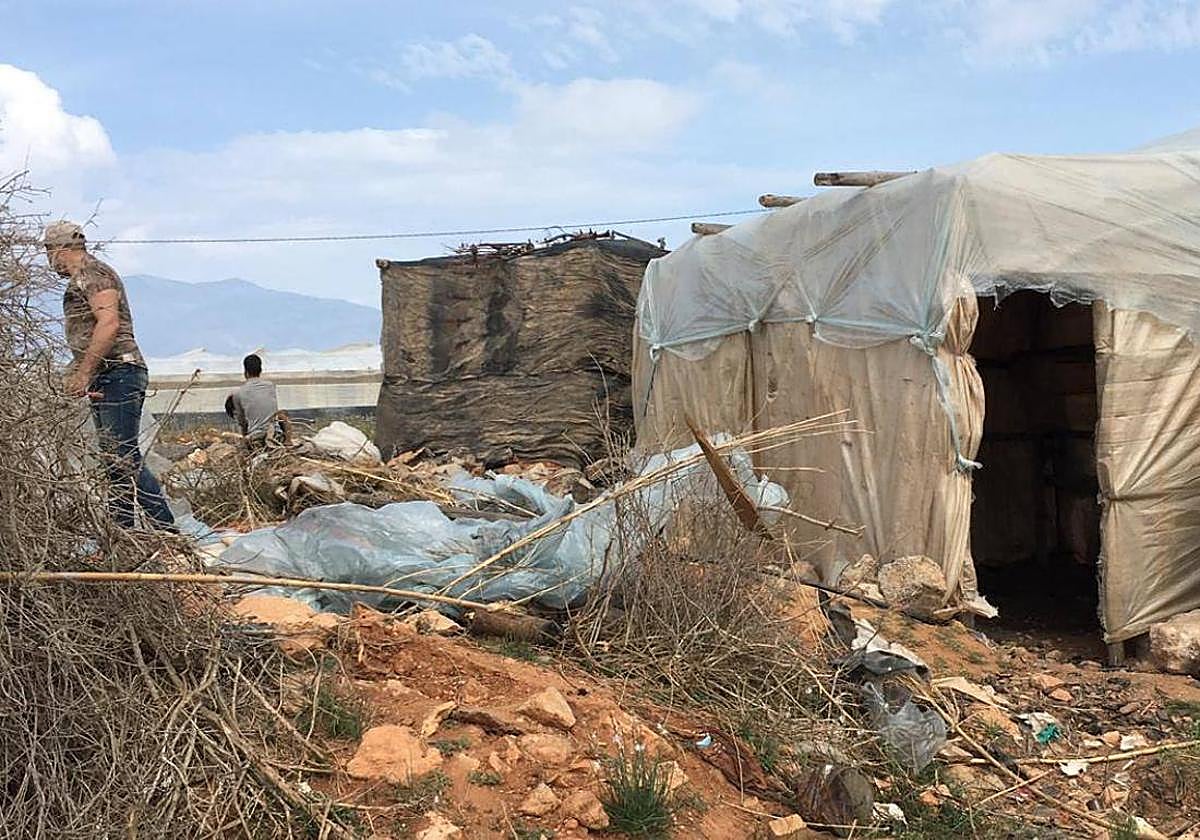 Valero critica «vulneración de derechos humanos» en asentamientos como el de Almería y la «inacción» de la Junta.