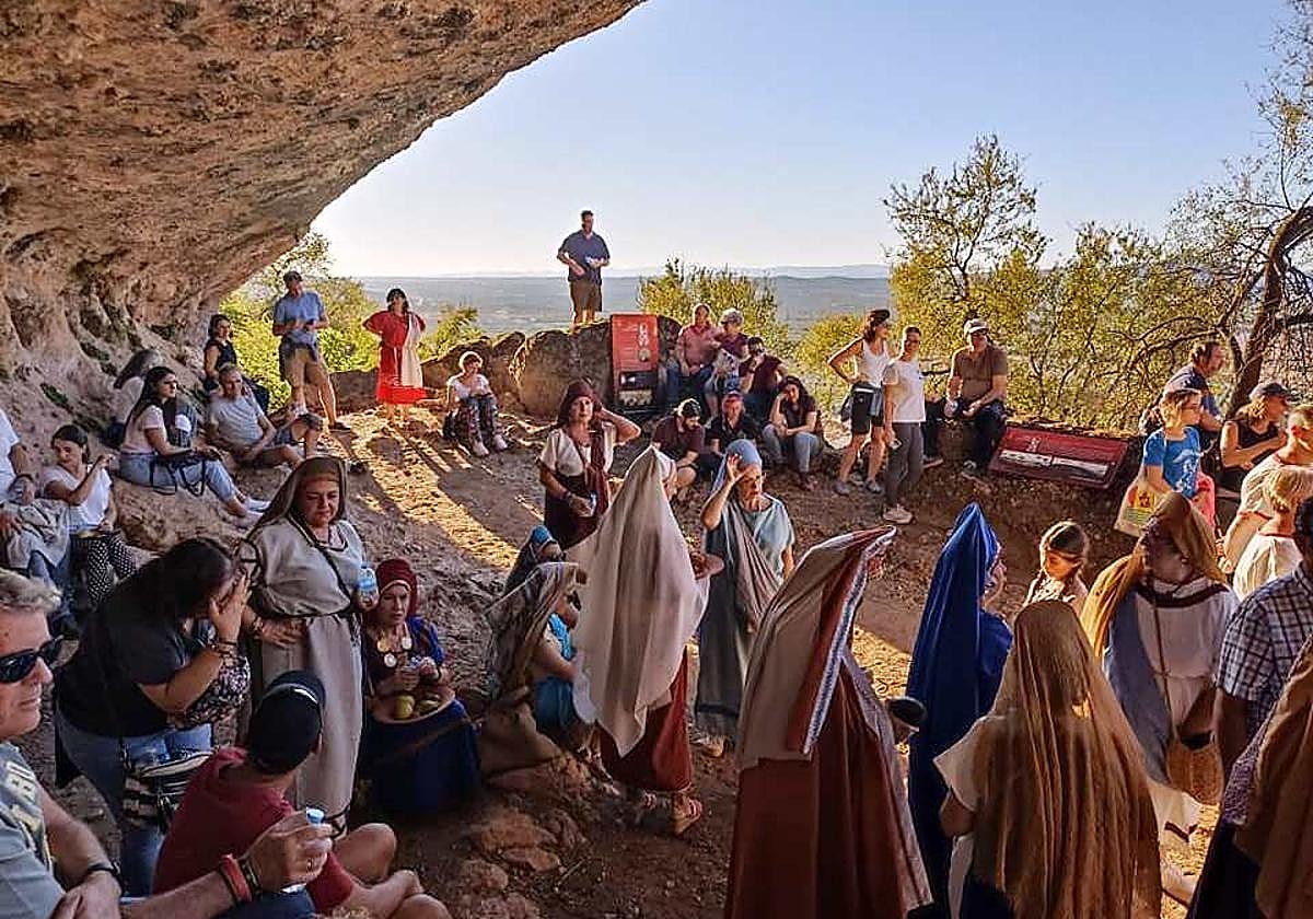 Concentración en la Cueva de la Lobera para presenciar el equinoccio de otoño.