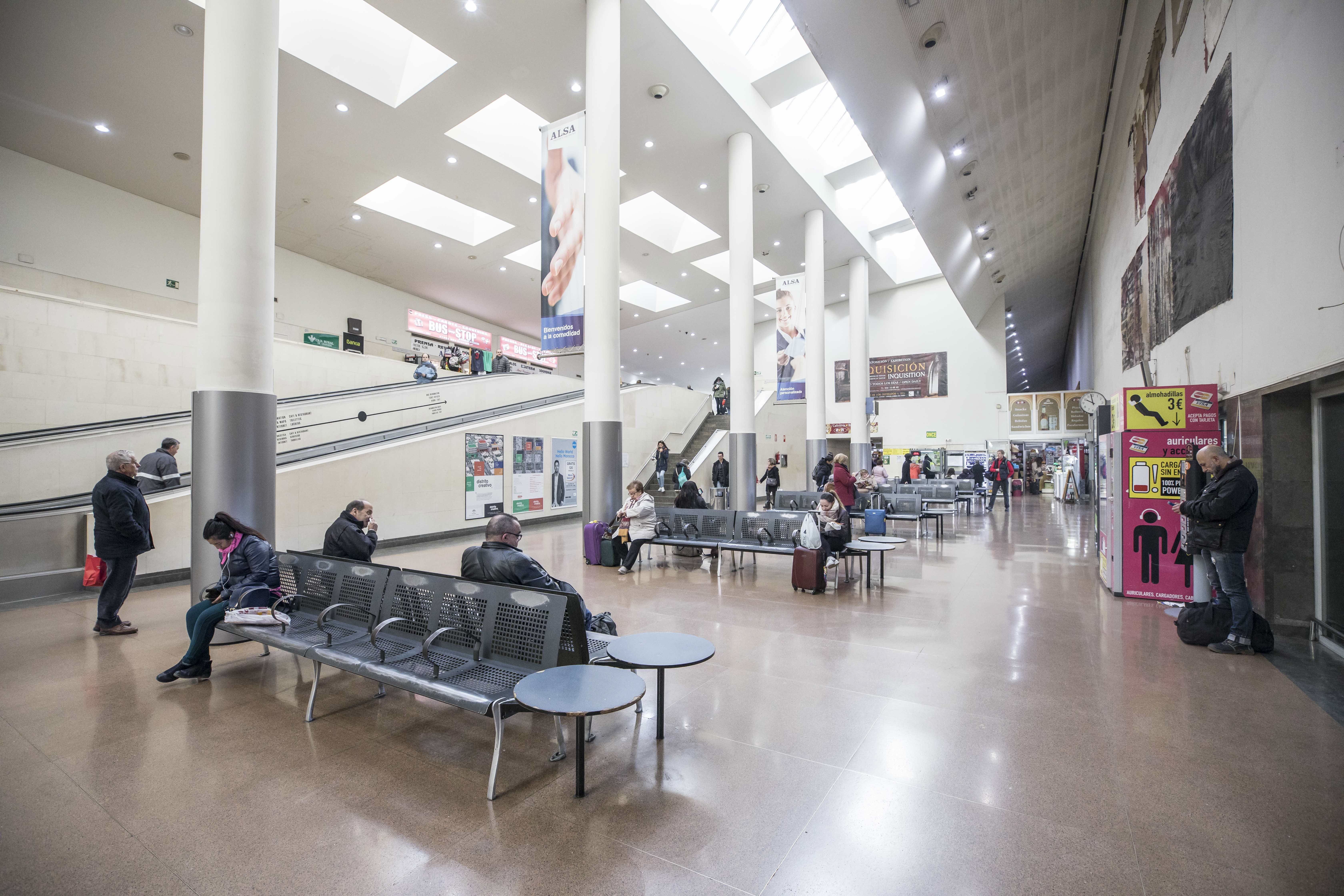 La planta baja de la estación de autobuses de Granada.