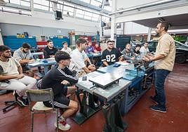 Clase en un ciclo de Formación Profesional del instituto H. Lanz de Granada capital.