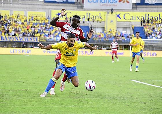 Famara Diédhiou presiona a un rival de Las Palmas.