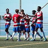 Los futbolistas del Granada C celebran uno de sus goles.