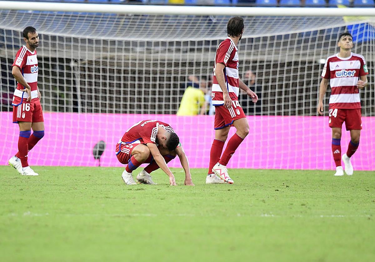 Los futbolistas del Granada, abatidos tras el gol de Kirian.