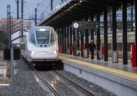 Llegada de un tren AVE a la estación de Andaluces.