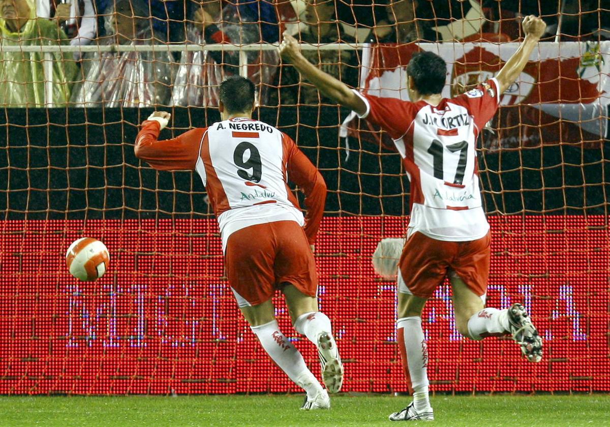 Negredo y Juanma Ortiz celebran uno de los goles del 1-4 en el Pizjuán.