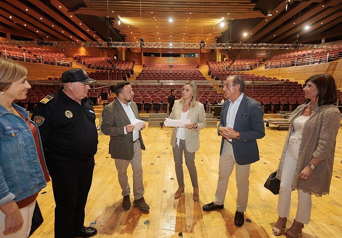 La alcaldesa de Granada, Marifrán Carazo, y miembros del Ayuntamiento este martes en el Palacio de Congresos.