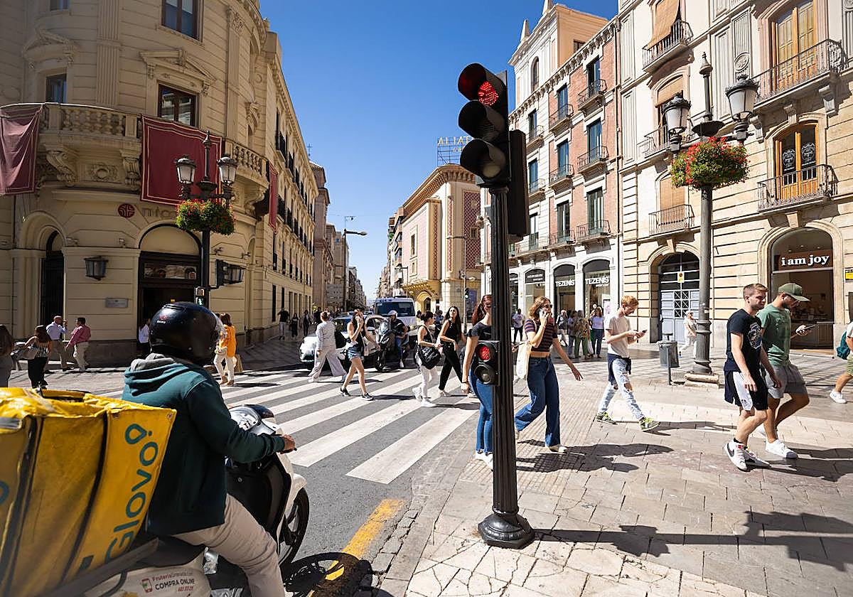 Semáforo repintado de negro en Puerta Real.