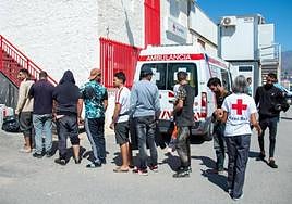 Personas llegadas al CATE tras ser detenidas en la playa de Albuñol.