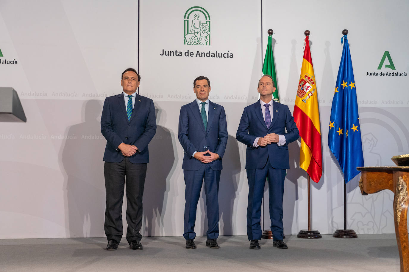 Imagen secundaria 2 - Dos momentos del acto de la toma de posesión y en el centro José Ignacio García arropado por la parlamentaria ilurquense Rosa Fuentes y el alcalde de Íllora, Antonio Salazar. 