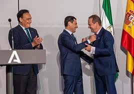 Moreno felicita a José Ignacio García en presencia del consejero de Universidades.