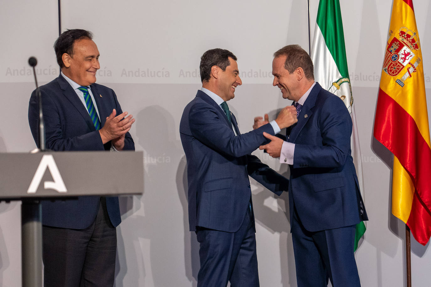 Moreno felicita a José Ignacio García en presencia del consejero de Universidades.