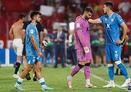 César Montes consuela a Luis Maximiano tras acabar el partido ante el Sevilla.