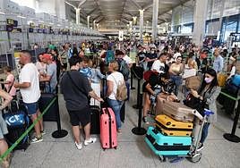 Imagen de archivo de una saturada jornada de verano, en el Aeropuerto de Málaga-Costa del Sol.