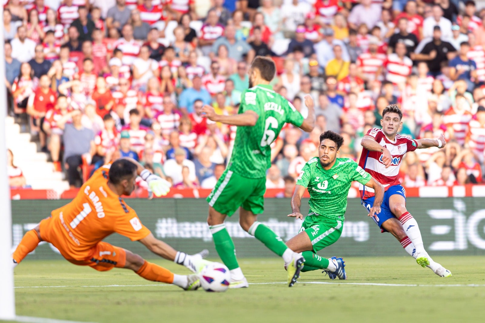 Las mejores jugadas del Granada-Betis, en imágenes