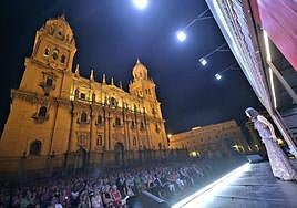 La plaza de Santa María, como telón de fondo de este espectáculo.