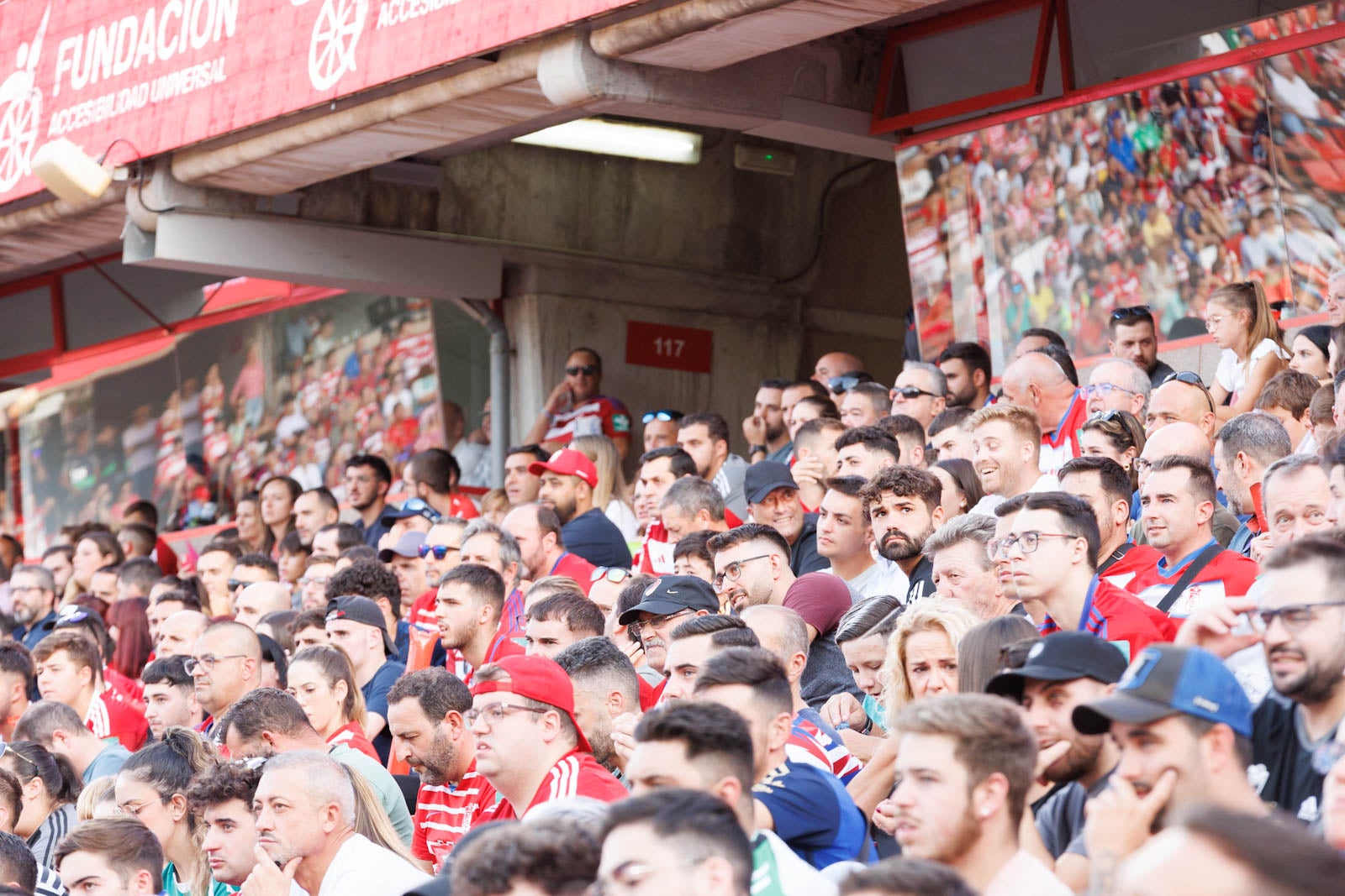 Búscate en la grada de Los Cármenes durante el Granada-Betis