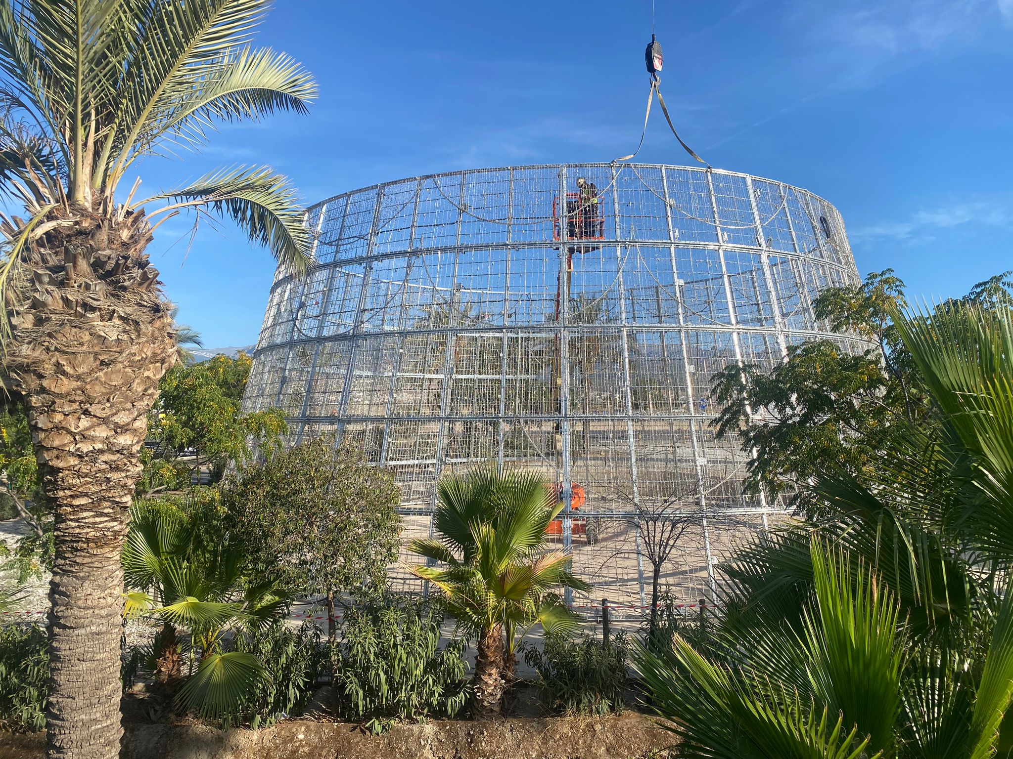 Inicio del montaje del árbol luminoso navideño del Nevada.