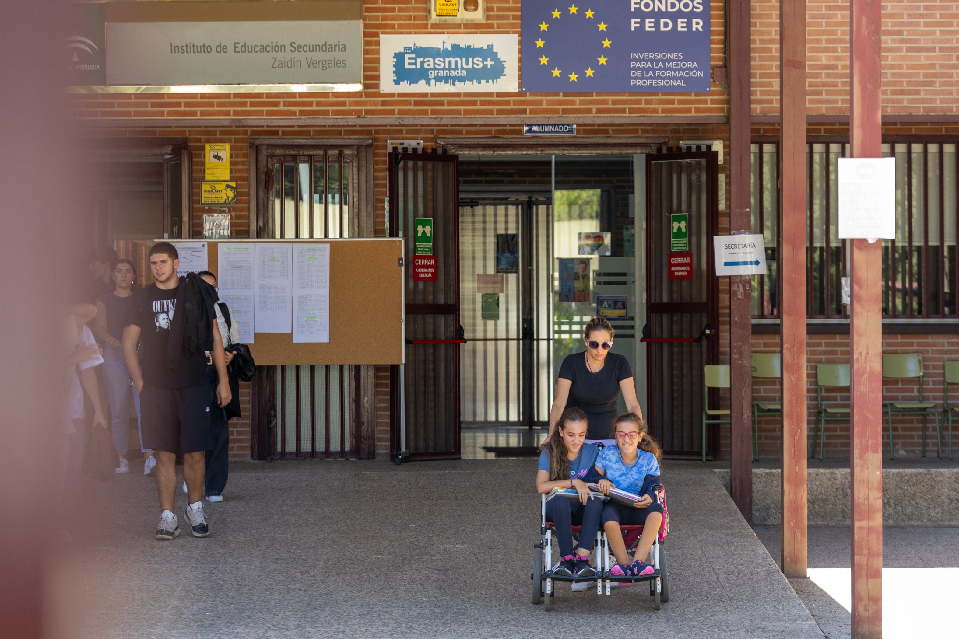 La madre de Carmen y Lucía la saca del instituto una hora antes de que acaben las clases.