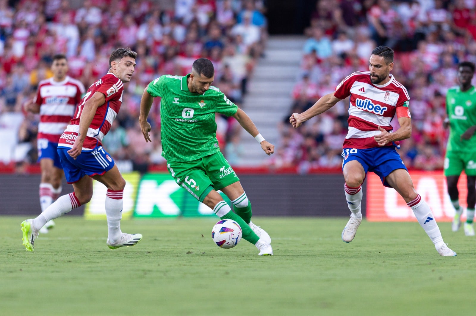 Las mejores jugadas del Granada-Betis, en imágenes