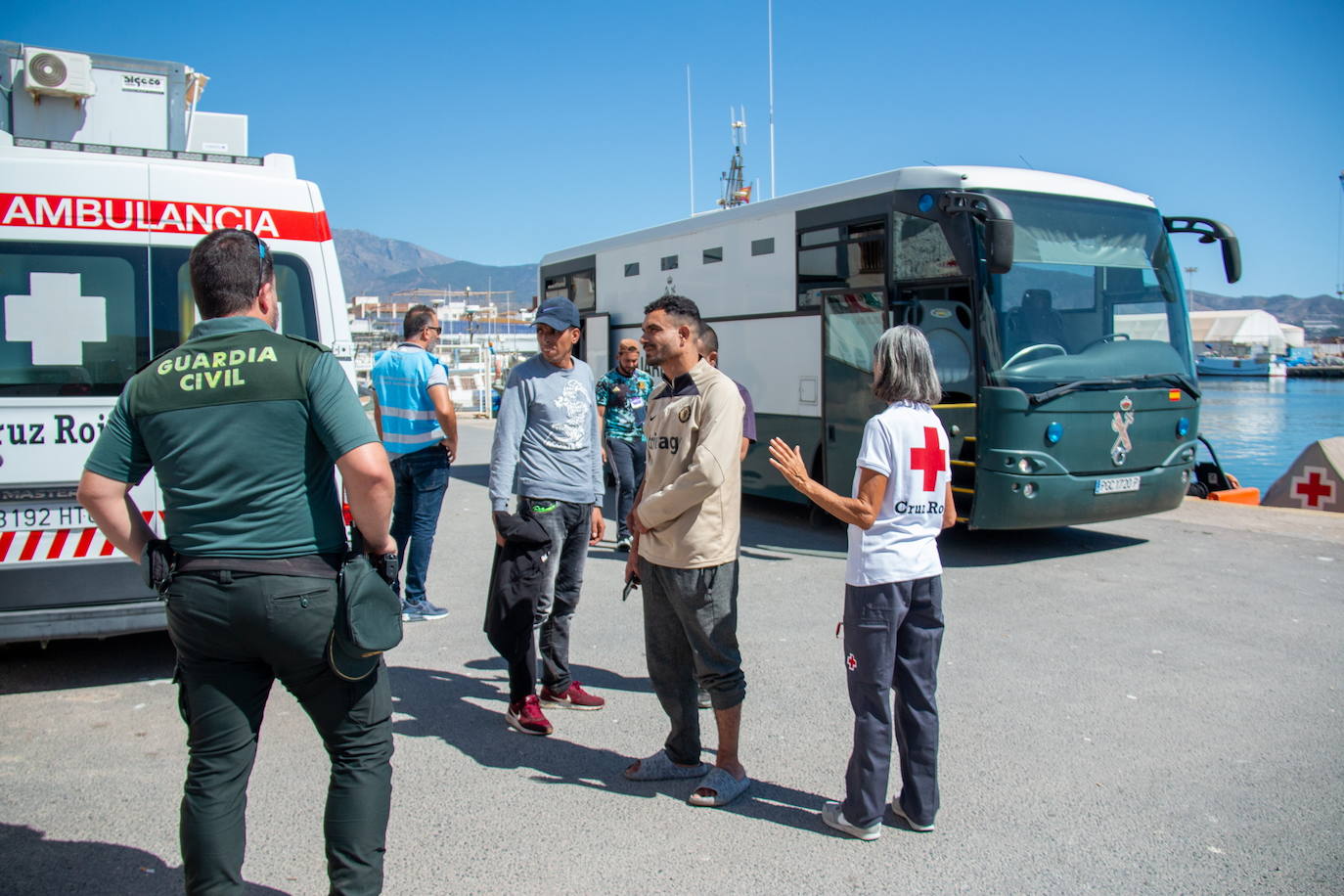 Inmigrantes detenidos en Albuñol llegan al puerto de Motril.