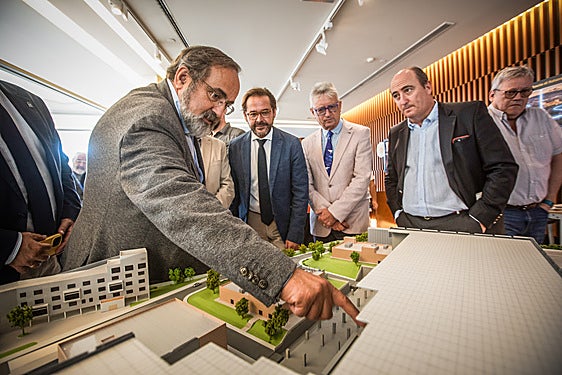 El director del consorcio Ifmif-Dones, Ángel Ibarra, muestra la maqueta del complejo de investigación.