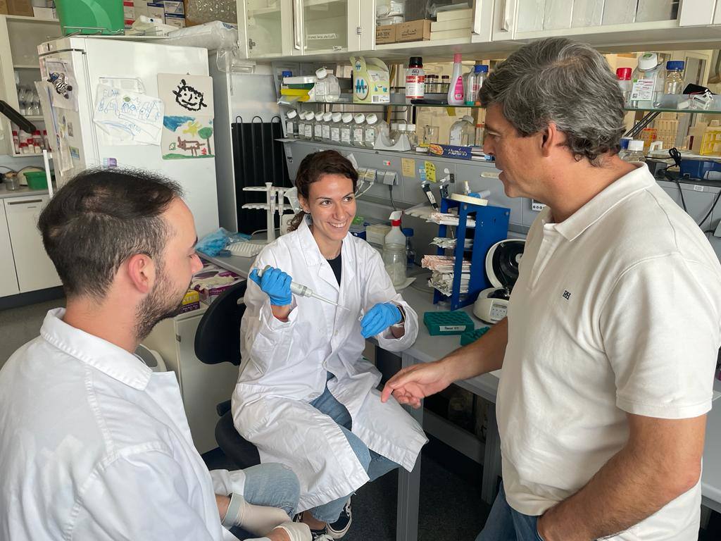 Araceli Aguilar y dos componentes del equipo de CrisPNA.