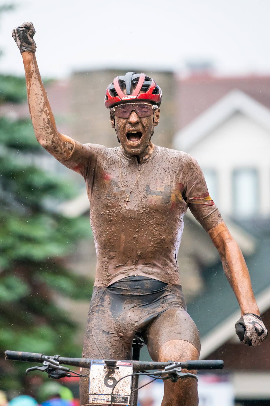 El deportista granadino cruza en primer lugar la línea de meta lleno de lodo y emocionado por el triunfo.