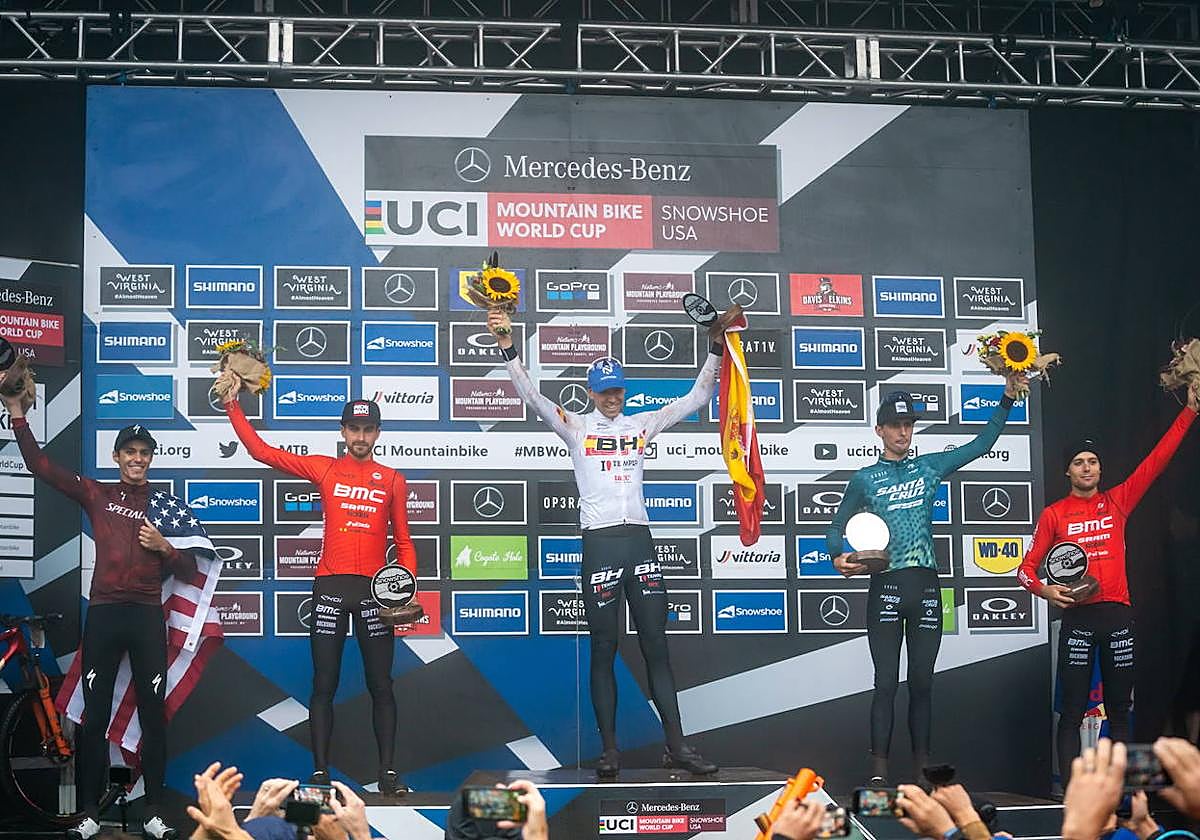 David Valero celebra su primera posición junto al francés Titouan Carod, segundo, y al italiano Luca Braidot, tercero.