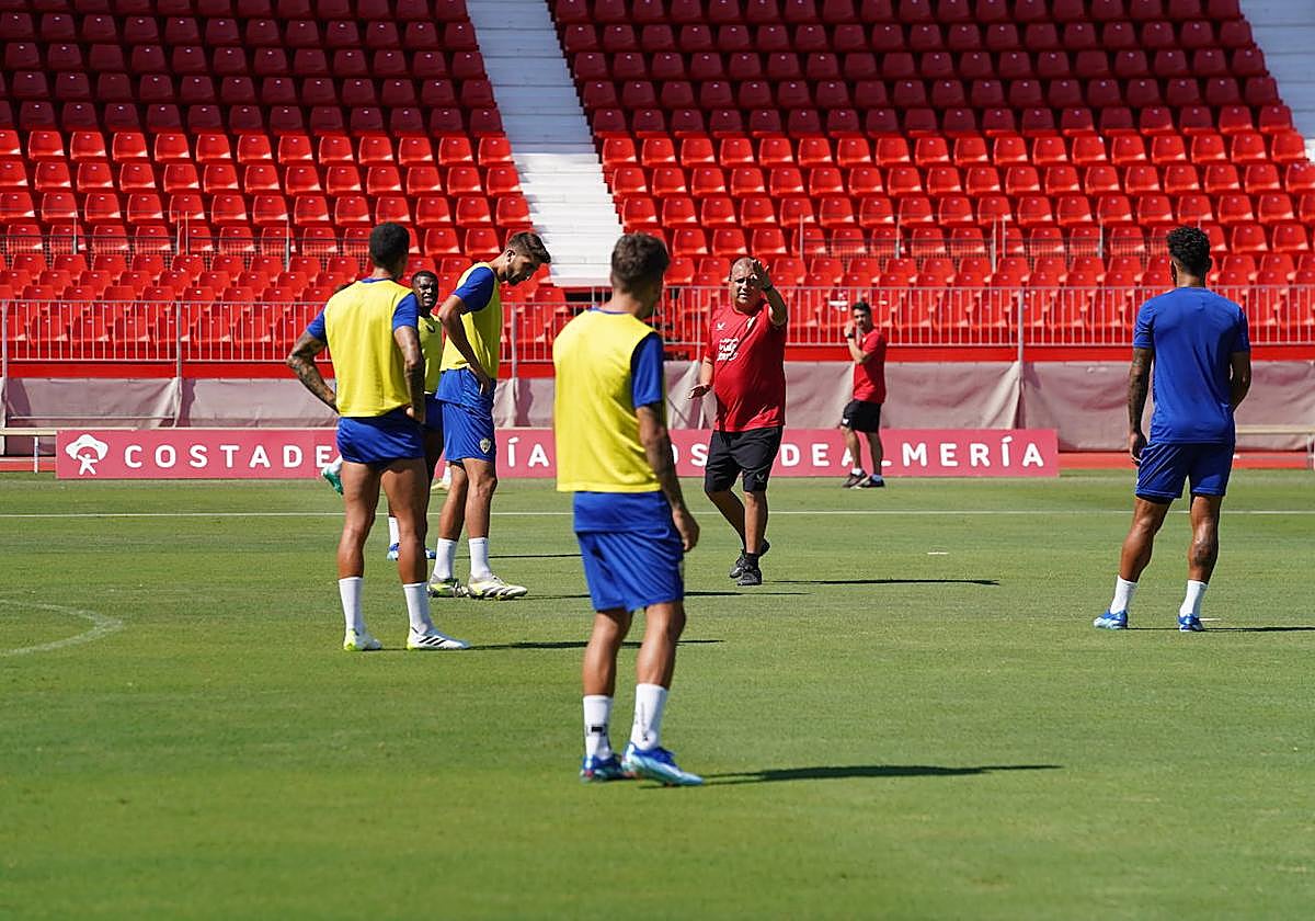 Alberto Lasarte se dirige a la línea defensiva formada por Pozo, Chumi, Édgar y Akieme, en la sesión de ayer en el Power Horse Stadium.