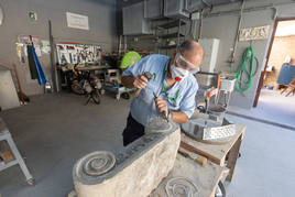 Jesús Martín trabaja en uno de los elementos ornamentales en el taller de cantería de la Alhambra, situado junto al complejo de Nuevos Museos.