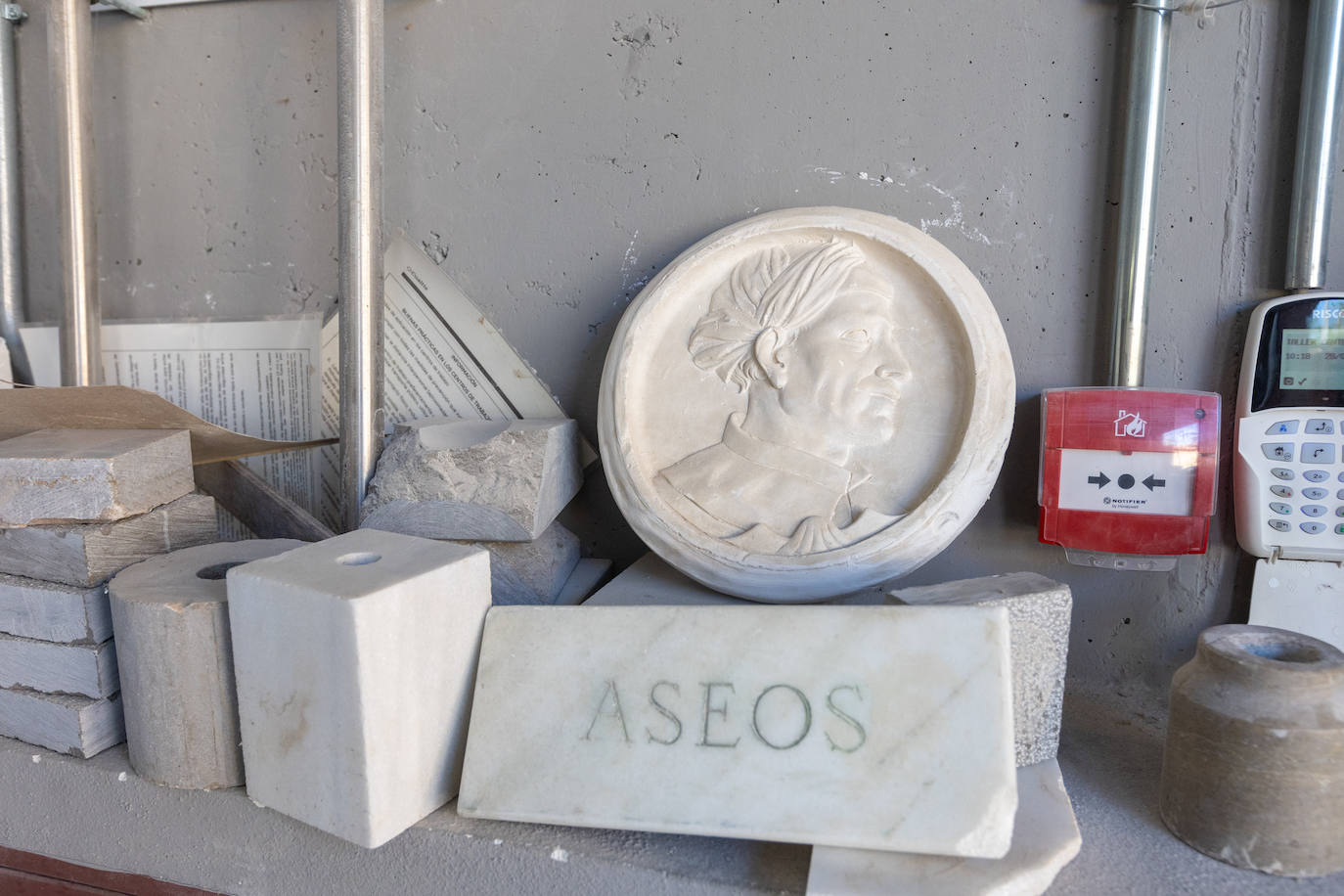 El cantero realiza todo tipo de trabajos relacionados con la piedra, incluido el cartel de los aseos.