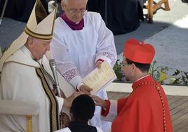 Monseñor José Cobo, al recibir el anillo de cardenal de manos del Papa Francisco, este sábado.