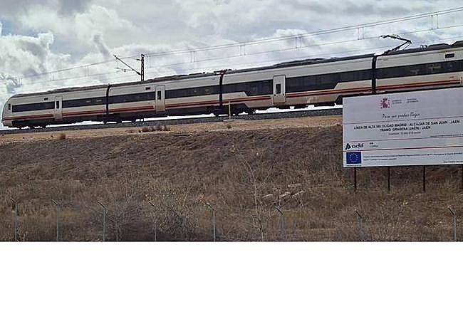 Tren a su paso por el Llano de las Infantas, en la nueva línea.