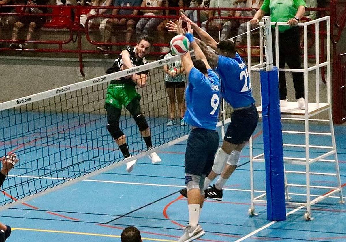 Fran Ruiz, que jugaba en casa, supera el bloqueo de David López y Pereira.