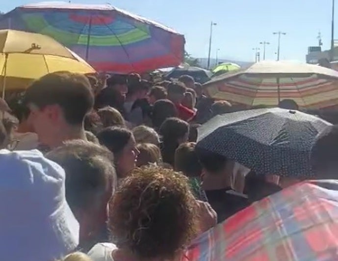 Quejas por aglomeraciones en la entrada del concierto de Quevedo en Granada: «No podíamos respirar»
