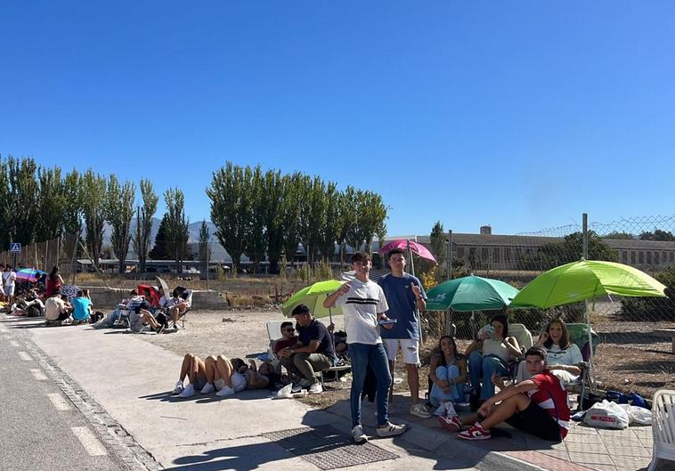 Colas desde primera hora para ver el concierto de Quevedo en Granada
