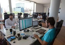 Imagen de archivo de trabajadores en una oficina.